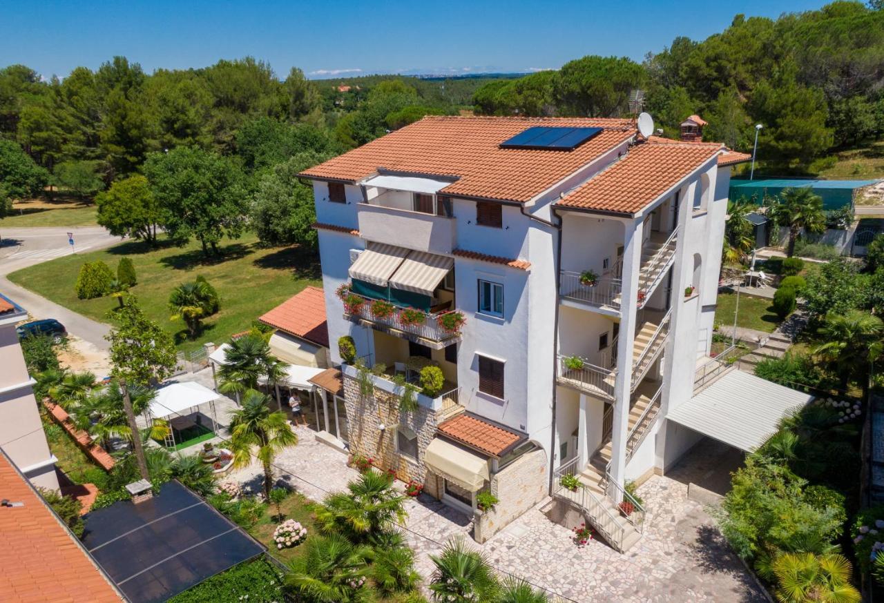 Apartments Lori Poreč Buitenkant foto